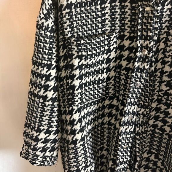 Textured Houndstooth Fray Hem Shacket - Picture 7 of 12